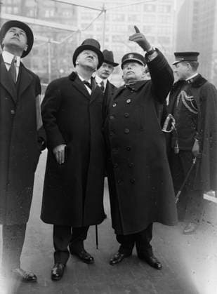 RECORD DATE NOT STATED Secy Daniels, Capt. C.A. Adams, 16 Mar 1918. Secretary of the Navy Josephus Daniels (1862-1948) on the U.S.S. Recruit, a fake battleship built in Union Square, New York City by the Navy to recruit seamen and sell Liberty Bonds during World War I. Daniels visited the Recruit on March 16, 1918. He is speaking with Captain Charles Albert Adams (1846-1929), commander of the USS Recruit. Copyright:xHeritagexArt HeritagexImagesxBainxNewsxServicex IMAGO, ! ACHTUNG: AUFNAHMEDATUM GESCHÄTZT!  Copyright:HeritagexArt HeritagexImagesxBainxNewsxServicex IMAGO