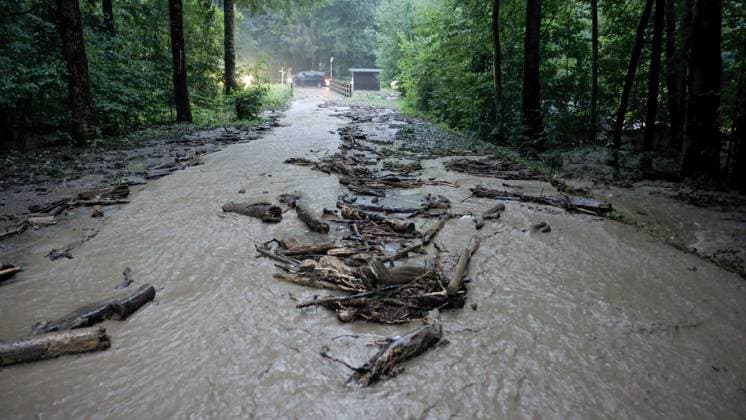 News Themen der Woche KW31 News Bilder des Tages Extremer Starkregen und heftige Gewitter zogen in den Abendstunden über die Alpen hinweg. Besonders dramatisch war die Lage im Allgäu. Die Unwetter forderten ein erstes Todesopfer. Am Fellhorn wurde ein Wanderer von einem Felssturz erschlagen. Vermutlich durch den heftigen Starkregen löste sich Gestein und traf den Wanderer. Die Rettungskräfte konnten ihn nur noch tot bergen. Derweil lösten Sturzfluten Murgenabgänge im Stillachtal bei Oberstdorf aus. Die einzige Zufahrtsstraße zu der Gemeinde Birgsau wurde komplett vermurt. Mit Fahrzeugen war kein Vorankommen möglich. Die Feuerwehren aus Oberstdorf waren im Einsatz. Grundstücke und ein Stellplatz für Wohnwagen wurde ebenfalls überflutet. Die Aufräumarbeiten werden mehrere Tage a