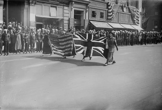 RECORD DATE NOT STATED Liberty Parade, 1917 or 1918. Women with American and British flags marching in a parade to support Liberty bonds during World War I, New York City. Copyright:xHeritagexArt HeritagexImagesxBainxNewsxServicex IMAGO, ! ACHTUNG: AUFNAHMEDATUM GESCHÄTZT!  Copyright:HeritagexArt HeritagexImagesxBainxNewsxServicex IMAGO