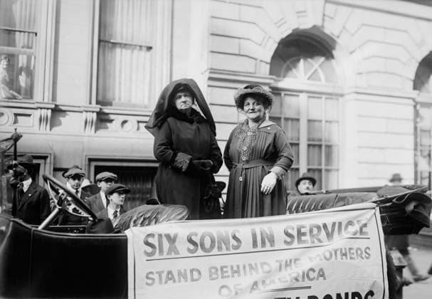 RECORD DATE NOT STATED Mrs. Wm. Quinn & Mrs. L. Rosenberg, 1918. Mrs. William Quinn, Great Neck, Long Island, and Mrs. Louis Rosenberg, North Bergen, New Jersey, each of whom had six sons serving in the military during World War I, at the head of the Service Flag parade up 5th Avenue, New York City. Copyright:xHeritagexArt HeritagexImagesxBainxNewsxServicex IMAGO, ! ACHTUNG: AUFNAHMEDATUM GESCHÄTZT!  Copyright:HeritagexArt HeritagexImagesxBainxNewsxServicex IMAGO