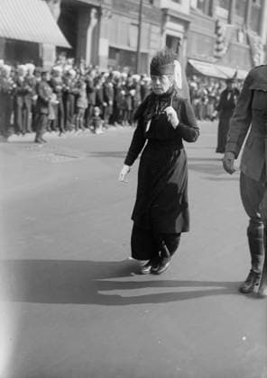RECORD DATE NOT STATED Mrs. Robt. Bacon, 18 Apr 1927 (date created or published later). Mrs. Robert Bacon leading the Fourth Division of Liberty bond boosters at the Service Flag parade up 5th Avenue, New York City, during World War I. Copyright:xHeritagexArt HeritagexImagesxBainxNewsxServicex IMAGO, ! ACHTUNG: AUFNAHMEDATUM GESCHÄTZT!  Copyright:HeritagexArt HeritagexImagesxBainxNewsxServicex IMAGO