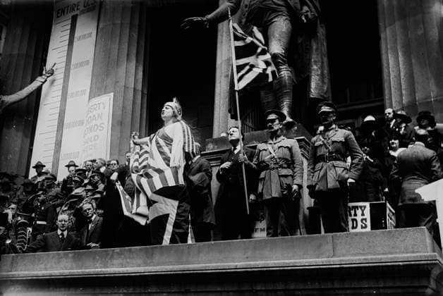 RECORD DATE NOT STATED Cecil Arden, May 1918. Cecil Arden (1894-1989), an American mezzo-soprano and contralto opera singer, appearing at a World War I Liberty Bond rally in front of Federal Hall, Wall Street, New York City. Arden sang God Save the King. Behind Arden is Rabbi Stephen S. Wise. Copyright:xHeritagexArt HeritagexImagesxBainxNewsxServicex IMAGO, ! ACHTUNG: AUFNAHMEDATUM GESCHÄTZT!  Copyright:HeritagexArt HeritagexImagesxBainxNewsxServicex IMAGO