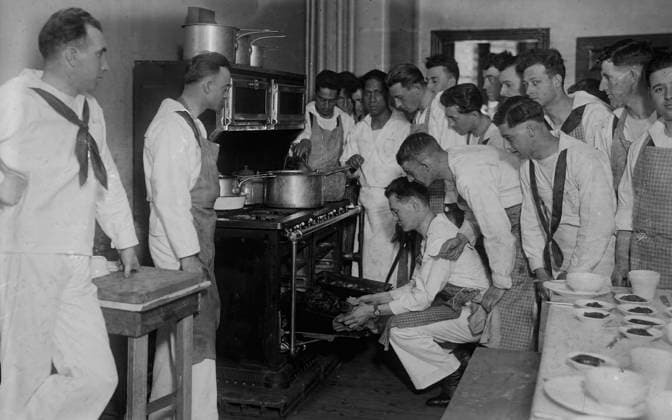 RECORD DATE NOT STATED Naval student cooks, between c1915 and 1918. Students at a cooking range at the New York Cooking School, 126 East 59th Street. The school trained soldiers to cook for the Navy during World War I. Copyright:xHeritagexArt HeritagexImagesxBainxNewsxServicex IMAGO, ! ACHTUNG: AUFNAHMEDATUM GESCHÄTZT!  Copyright:HeritagexArt HeritagexImagesxBainxNewsxServicex IMAGO