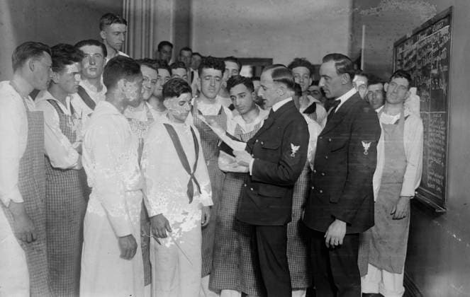 RECORD DATE NOT STATED Lecturing naval cooks, between c1915 and 1918. Students listening to teachers at the New York Cooking School, 126 East 59th Street. The school trained soldiers to cook for the Navy during World War I. Copyright:xHeritagexArt HeritagexImagesxBainxNewsxServicex IMAGO, ! ACHTUNG: AUFNAHMEDATUM GESCHÄTZT!  Copyright:HeritagexArt HeritagexImagesxBainxNewsxServicex IMAGO