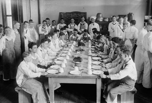 RECORD DATE NOT STATED At table, between c1915 and 1918. Students seated at a table at the New York Cooking School, 126 East 59th Street. The school trained soldiers to cook for the Navy during World War I. Copyright:xHeritagexArt HeritagexImagesxBainxNewsxServicex IMAGO, ! ACHTUNG: AUFNAHMEDATUM GESCHÄTZT!  Copyright:HeritagexArt HeritagexImagesxBainxNewsxServicex IMAGO
