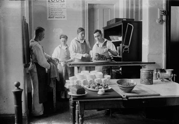 RECORD DATE NOT STATED Sink & mop duty, between c1915 and 1918. Students at the New York Cooking School, 126 East 59th Street. The school trained soldiers to cook for the Navy during World War I. Copyright:xHeritagexArt HeritagexImagesxBainxNewsxServicex IMAGO, ! ACHTUNG: AUFNAHMEDATUM GESCHÄTZT!  Copyright:HeritagexArt HeritagexImagesxBainxNewsxServicex IMAGO