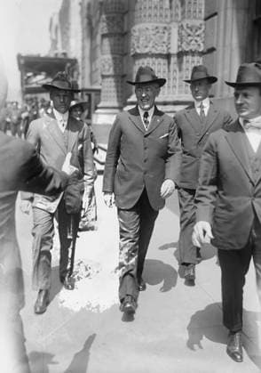RECORD DATE NOT STATED Wilson, 18 May 1918. President Woodrow Wilson (1856-1924) marching in a Red Cross parade with Secret Service men on Fifth Avenue, New York City, May 18, 1918 during World War I. Copyright:xHeritagexArt HeritagexImagesxBainxNewsxServicex IMAGO, ! ACHTUNG: AUFNAHMEDATUM GESCHÄTZT!  Copyright:HeritagexArt HeritagexImagesxBainxNewsxServicex IMAGO