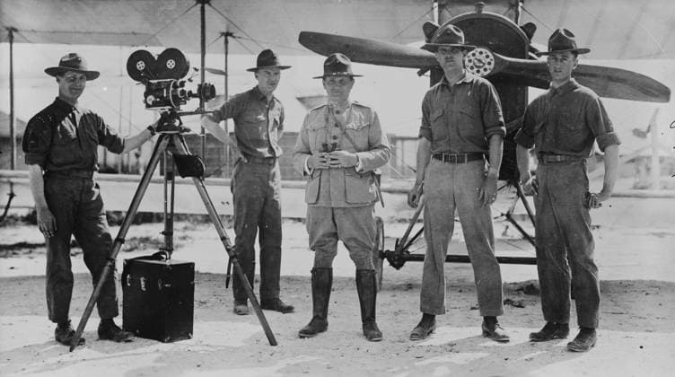 RECORD DATE NOT STATED Marines movie men, 11 June 1918 (date created or published later). Men in uniform with a movie camera at the Marine Flying Field, Miami, Florida during World War I. Copyright:xHeritagexArt HeritagexImagesxBainxNewsxServicex IMAGO, ! ACHTUNG: AUFNAHMEDATUM GESCHÄTZT!  Copyright:HeritagexArt HeritagexImagesxBainxNewsxServicex IMAGO