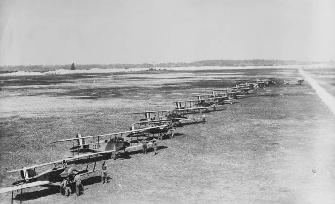 RECORD DATE NOT STATED Marines flying field, Miami, 1918. Airplanes on the ground at the Marine Flying Field, Miami, Florida during World War I. Copyright:xHeritagexArt HeritagexImagesxBainxNewsxServicex IMAGO, ! ACHTUNG: AUFNAHMEDATUM GESCHÄTZT!  Copyright:HeritagexArt HeritagexImagesxBainxNewsxServicex IMAGO