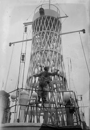 RECORD DATE NOT STATED Camouflaging RECRUIT, 1917 or 1918. A worker camouflaging a lattice mast on the the U.S.S. Recruit, a fake battleship built in Union Square, New York City by the Navy to recruit seamen and sell Liberty Bonds during World War I. Copyright:xHeritagexArt HeritagexImagesxBainxNewsxServicex IMAGO, ! ACHTUNG: AUFNAHMEDATUM GESCHÄTZT!  Copyright:HeritagexArt HeritagexImagesxBainxNewsxServicex IMAGO