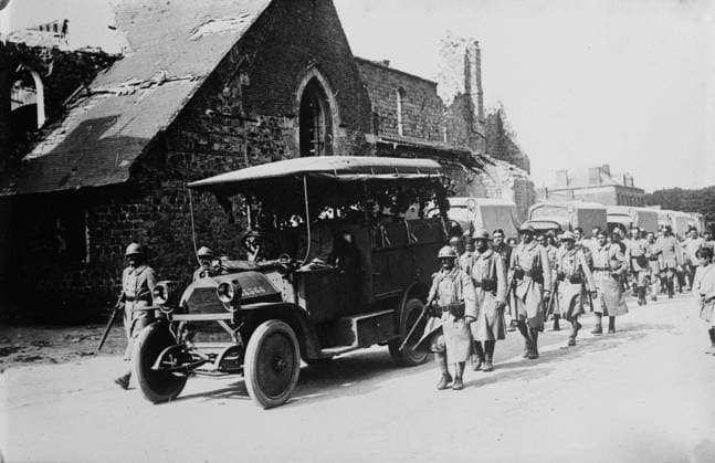 RECORD DATE NOT STATED British funeral, Cugny, between c1915 and c1920. Vehicle and soldiers passing a church during a funeral in Cugny, France, probably during World War I. Copyright:xHeritagexArt HeritagexImagesxBainxNewsxServicex IMAGO, ! ACHTUNG: AUFNAHMEDATUM GESCHÄTZT!  Copyright:HeritagexArt HeritagexImagesxBainxNewsxServicex IMAGO
