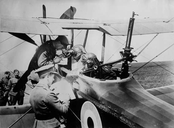 RECORD DATE NOT STATED British aviators getting instructions, 15 May 1918. The pilot and observer of a Royal Aircraft Factory R.E.8 biplane (serial number B5106) of No. 59 Squadron receiving instructions from Major Charles Jospeh Mackay before taking off from the Vert-Galland Aerodrome, France, May 15, 1918. The observer s Lewis gun is on a Scarff ring. Copyright:xHeritagexArt HeritagexImagesxBainxNewsxServicex IMAGO, ! ACHTUNG: AUFNAHMEDATUM GESCHÄTZT!  Copyright:HeritagexArt HeritagexImagesxBainxNewsxServicex IMAGO