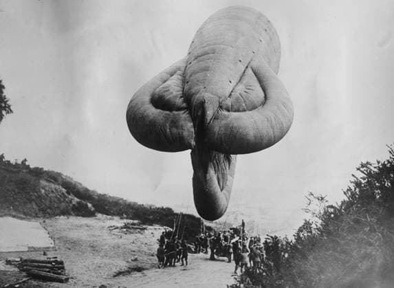 RECORD DATE NOT STATED British kite balloon, 2 May 1918. A Royal Air Force Caquot kite balloon about to ascend with air mechanics holding the ropes, Gosnay, France, May 2, 1918, during World War I. Copyright:xHeritagexArt HeritagexImagesxBainxNewsxServicex IMAGO, ! ACHTUNG: AUFNAHMEDATUM GESCHÄTZT!  Copyright:HeritagexArt HeritagexImagesxBainxNewsxServicex IMAGO