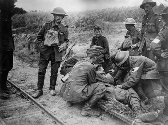 RECORD DATE NOT STATED Dressing wounds of British, 18 Aug 1918. Wounded British soldiers of the 9th Division being attended by Royal Army Medical Corps personnel after being brought in by German prisoners during action at the Outtersteene Ridge, Meteren, West Flanders, Belgium, August 18, 1918 during World War I. Copyright:xHeritagexArt HeritagexImagesxBainxNewsxServicex IMAGO, ! ACHTUNG: AUFNAHMEDATUM GESCHÄTZT!  Copyright:HeritagexArt HeritagexImagesxBainxNewsxServicex IMAGO