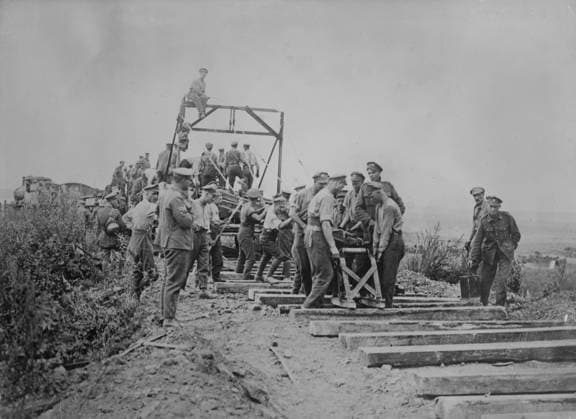 RECORD DATE NOT STATED R.R. follows British advance, 31 Oct 1918 (date created or published later). Railroad construction during World War I, described by the Imperial War Museum as Battle of the Drocourt-Queant Line. Royal Engineers laying the railroad at Ecoust, 6 September 1918. Copyright:xHeritagexArt HeritagexImagesxBainxNewsxServicex IMAGO, ! ACHTUNG: AUFNAHMEDATUM GESCHÄTZT!  Copyright:HeritagexArt HeritagexImagesxBainxNewsxServicex IMAGO