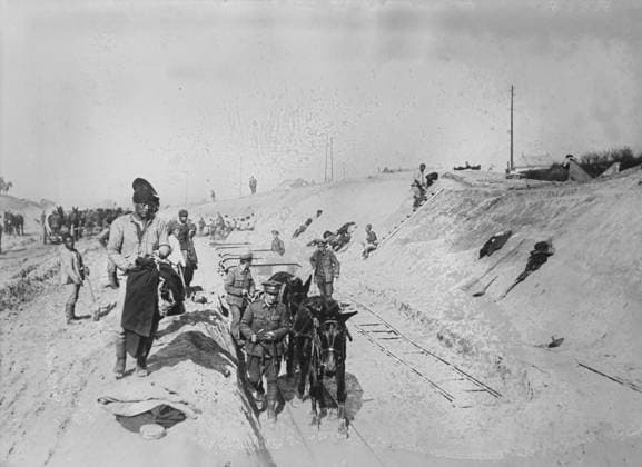RECORD DATE NOT STATED British & Chinese road b ld rs i.e. builders , 11 Mar 1919. Canadian railway troops, possibly with Chinese Labour Corps members, creating a cutting during construction of a broad-gauge railway at Lapugnoy, France, March 11 1918. Copyright:xHeritagexArt HeritagexImagesxBainxNewsxServicex IMAGO, ! ACHTUNG: AUFNAHMEDATUM GESCHÄTZT!  Copyright:HeritagexArt HeritagexImagesxBainxNewsxServicex IMAGO