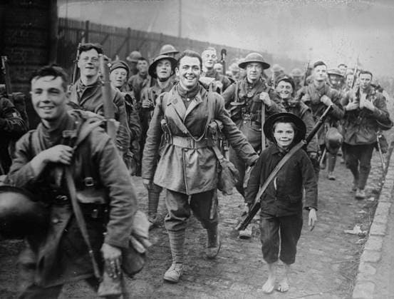 RECORD DATE NOT STATED British enter Lille, 18 Oct 1918. British soldiers of the 8th Battalion (Liverpool Regiment) with a French boy, entering Lille, France on October 18, 1918 during World War I. Copyright:xHeritagexArt HeritagexImagesxBainxNewsxServicex IMAGO, ! ACHTUNG: AUFNAHMEDATUM GESCHÄTZT!  Copyright:HeritagexArt HeritagexImagesxBainxNewsxServicex IMAGO