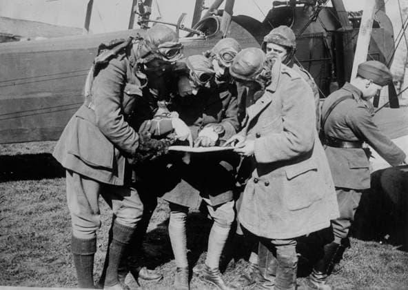 RECORD DATE NOT STATED British aviators consulting, between 1914 and 1918. British pilots probably during World War I. Copyright:xHeritagexArt HeritagexImagesxBainxNewsxServicex IMAGO, ! ACHTUNG: AUFNAHMEDATUM GESCHÄTZT!  Copyright:HeritagexArt HeritagexImagesxBainxNewsxServicex IMAGO