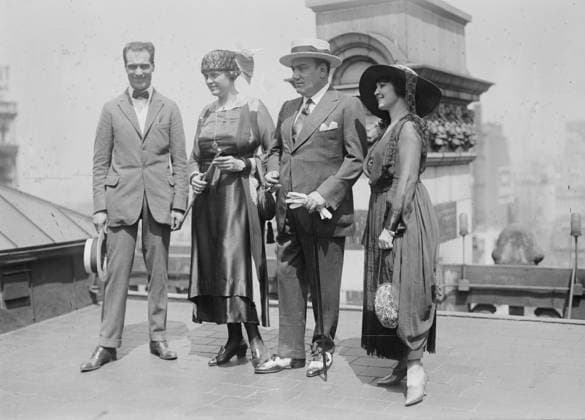 RECORD DATE NOT STATED Bruno Zirato, Caruso & wife, Mrs. J. S. Keith, between c1915 and c1920. Copyright:xHeritagexArt HeritagexImagesxBainxNewsxServicex IMAGO, ! ACHTUNG: AUFNAHMEDATUM GESCHÄTZT!  Copyright:HeritagexArt HeritagexImagesxBainxNewsxServicex IMAGO