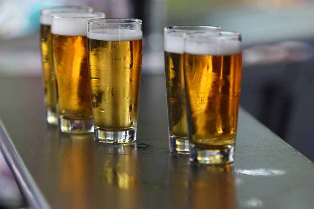 28.07.2024, Bad Harzburg, 5 Biergläser stehen auf einem Tresen Niedersachsen Deutschland *** 28 07 2024, Bad Harzburg, 5 beer glasses standing on a bar Lower Saxony Germany