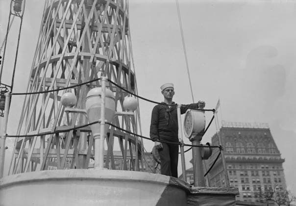 RECORD DATE NOT STATED W.J. Reilly, 1917 or 1918. William J. Reilly, sergeant in the Navy and vaudeville performer, who recorded patriotic songs as Sailor Reilly. Reilly is on the U.S.S. Recruit, a fake battleship built in Union Square, New York City by the Navy to recruit seamen and sell Liberty Bonds during World War I. Copyright:xHeritagexArt HeritagexImagesxBainxNewsxServicex IMAGO, ! ACHTUNG: AUFNAHMEDATUM GESCHÄTZT!  Copyright:HeritagexArt HeritagexImagesxBainxNewsxServicex IMAGO