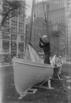 RECORD DATE NOT STATED W.J. Reilly, 1917 or 1918. William J. Reilly, a sergeant in the Navy and a vaudeville performer, who recorded patriotic songs as Sailor Reilly. Reilly is on the USS Recruit, a wooden mockup of a battleship built in Union Square, New York City by the Navy to recruit seamen and sell Liberty Bonds during World War I. Copyright:xHeritagexArt HeritagexImagesxBainxNewsxServicex IMAGO, ! ACHTUNG: AUFNAHMEDATUM GESCHÄTZT!  Copyright:HeritagexArt HeritagexImagesxBainxNewsxServicex IMAGO