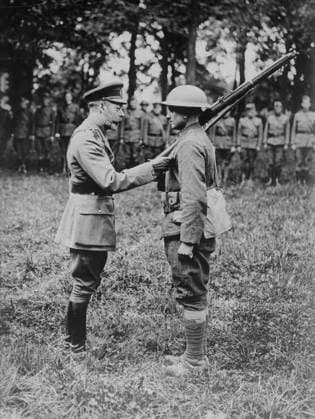 RECORD DATE NOT STATED King Geo. decorates American, 5 Oct 1918 (date created or published later). King George V of Great Britain (1865-1936) giving a medal to an American soldier in France during World War I. Copyright:xHeritagexArt HeritagexImagesxBainxNewsxServicex IMAGO, ! ACHTUNG: AUFNAHMEDATUM GESCHÄTZT!  Copyright:HeritagexArt HeritagexImagesxBainxNewsxServicex IMAGO