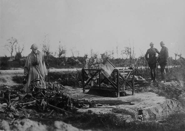 RECORD DATE NOT STATED Grave of U.S. aviator Chadwick, Belgium, 29 Oct 1918 (date created or published later). The grave of aviator Oliver Moulton Chadwick (1888- 1917) who died in World War I. Copyright:xHeritagexArt HeritagexImagesxBainxNewsxServicex IMAGO, ! ACHTUNG: AUFNAHMEDATUM GESCHÄTZT!  Copyright:HeritagexArt HeritagexImagesxBainxNewsxServicex IMAGO