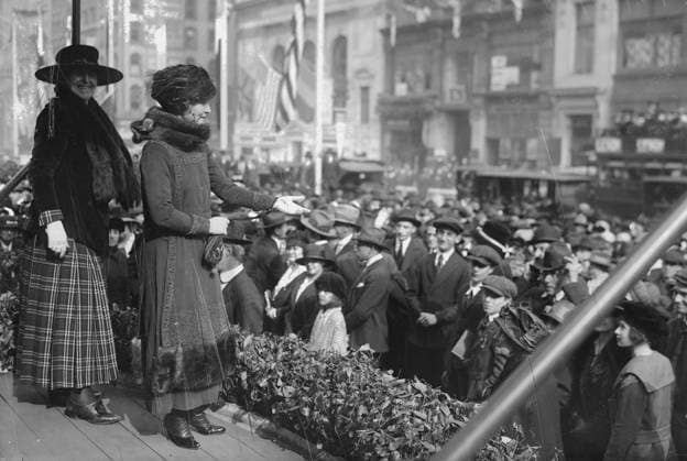 RECORD DATE NOT STATED Grace George sells bonds, between c1915 and 1918. Alice Fischer and Grace George selling bonds in the Liberty Theatre at the New York Public Library during World War I. Copyright:xHeritagexArt HeritagexImagesxBainxNewsxServicex IMAGO, ! ACHTUNG: AUFNAHMEDATUM GESCHÄTZT!  Copyright:HeritagexArt HeritagexImagesxBainxNewsxServicex IMAGO