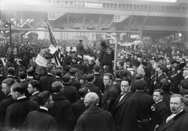RECORD DATE NOT STATED Peace Hurrah, 11 Nov 1918 (date created or published later). Parade and crowds in streets in New York City after the Armistice of November 11, 1918 which ended World War I in western Europe. The Park Row railway terminal is in the background. Copyright:xHeritagexArt HeritagexImagesxBainxNewsxServicex IMAGO, ! ACHTUNG: AUFNAHMEDATUM GESCHÄTZT!  Copyright:HeritagexArt HeritagexImagesxBainxNewsxServicex IMAGO