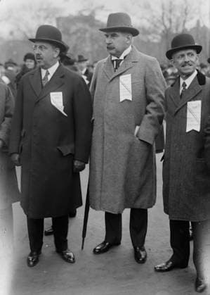 RECORD DATE NOT STATED A.H. Wiggin & J.P. Morgan, 25 Oct 1917. Shows (left to right) Albert H. Wiggin, president of Chase Manhattan Bank; financier J.P. Morgan, and Walter E. Frew, president of the Corn Exchange Bank at the Liberty Loan Parade in New York City on October 25, 1917 during World War I. Copyright:xHeritagexArt HeritagexImagesxBainxNewsxServicex IMAGO, ! ACHTUNG: AUFNAHMEDATUM GESCHÄTZT!  Copyright:HeritagexArt HeritagexImagesxBainxNewsxServicex IMAGO