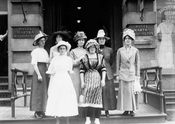 RECORD DATE NOT STATED Oregon girls in N.Y., 1912. Shows suffragists from Oregon who were visiting New York City before meeting in Washington, D.C. with President Wilson. Copyright:xHeritagexArt HeritagexImagesxBainxNewsxServicex IMAGO, ! ACHTUNG: AUFNAHMEDATUM GESCHÄTZT!  Copyright:HeritagexArt HeritagexImagesxBainxNewsxServicex IMAGO