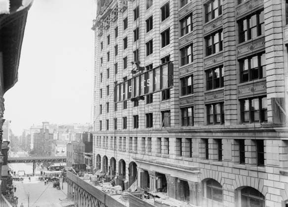 RECORD DATE NOT STATED Hoisting 46 ton girder on Cons. Gas Co s Bldg., 1913. Shows Consolidated Gas Company building, 15th and Irving, New York City. Copyright:xHeritagexArt HeritagexImagesxBainxNewsxServicex IMAGO, ! ACHTUNG: AUFNAHMEDATUM GESCHÄTZT!  Copyright:HeritagexArt HeritagexImagesxBainxNewsxServicex IMAGO