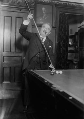 RECORD DATE NOT STATED Victor Herbert, between c1915 and c1920. Shows composer and cellist Victor August Herbert (1859-1924) playing pool. Herbert was one of the founders of the American Society of Composers, Authors, and Publishers (ASCAP). Copyright:xHeritagexArt HeritagexImagesxBainxNewsxServicex IMAGO, ! ACHTUNG: AUFNAHMEDATUM GESCHÄTZT!  Copyright:HeritagexArt HeritagexImagesxBainxNewsxServicex IMAGO