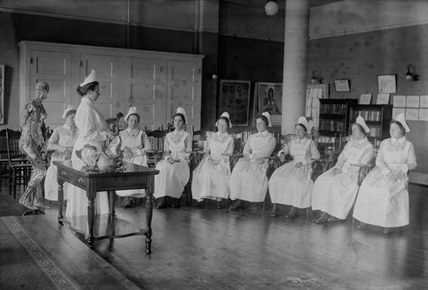 RECORD DATE NOT STATED Anatomy class, between c1915 and 1918. Shows the Metropolitan Hospital Training School for Nurses on Blackwell s Island (now Roosevelt Island), New York City. Copyright:xHeritagexArt HeritagexImagesxBainxNewsxServicex IMAGO, ! ACHTUNG: AUFNAHMEDATUM GESCHÄTZT!  Copyright:HeritagexArt HeritagexImagesxBainxNewsxServicex IMAGO