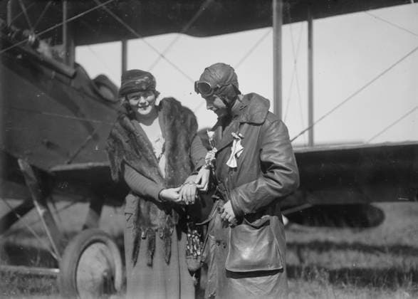 RECORD DATE NOT STATED Claire Ogden, giving watch to Lieutenant W.C.F. Brown, between c1915 and c1920. Shows Claire Ogden with Lieutenant W.C.F. Brown in an event related to the 1919 transcontinental reliability and endurance test between Mineola, New York and San Francisco. Airplane depicted is the Ansaldo SVA (named for Savoia-Verduzio-Ansaldo), an Italian reconnaissance biplane. Copyright:xHeritagexArt HeritagexImagesxBainxNewsxServicex IMAGO, ! ACHTUNG: AUFNAHMEDATUM GESCHÄTZT!  Copyright:HeritagexArt HeritagexImagesxBainxNewsxServicex IMAGO