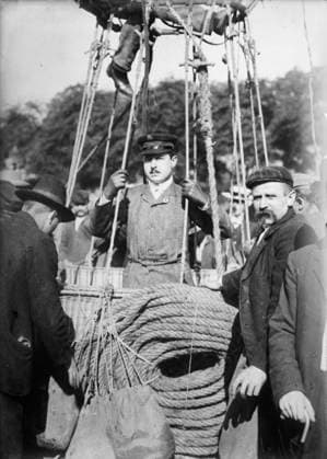 RECORD DATE NOT STATED Oscar Erbsloh, ready to go up in balloon, 1916. Copyright:xHeritagexArt HeritagexImagesxBainxNewsxServicex IMAGO, ! ACHTUNG: AUFNAHMEDATUM GESCHÄTZT!  Copyright:HeritagexArt HeritagexImagesxBainxNewsxServicex IMAGO