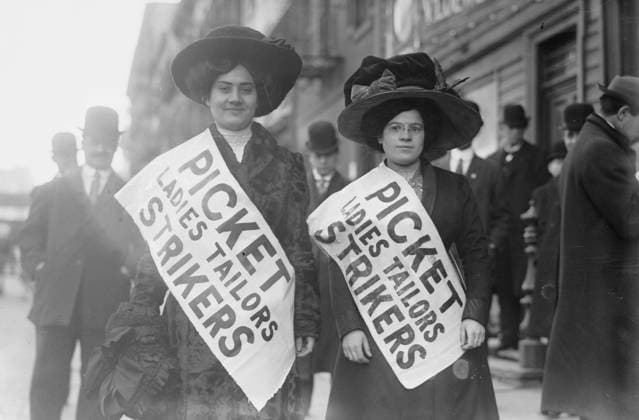 RECORD DATE NOT STATED Strike pickets, 1910. Two women strikers from Ladies Tailors union on picket line during the Uprising of the 20,000, garment workers strike, New York City. Copyright:xHeritagexArt HeritagexImagesxBainxNewsxServicex IMAGO, ! ACHTUNG: AUFNAHMEDATUM GESCHÄTZT!  Copyright:HeritagexArt HeritagexImagesxBainxNewsxServicex IMAGO