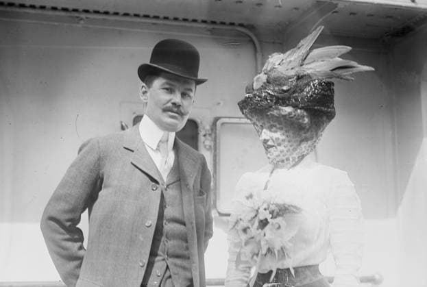 RECORD DATE NOT STATED Mr. and Mrs. C.F. Bishop next to train, 1910. Copyright:xHeritagexArt HeritagexImagesxBainxNewsxServicex IMAGO, ! ACHTUNG: AUFNAHMEDATUM GESCHÄTZT!  Copyright:HeritagexArt HeritagexImagesxBainxNewsxServicex IMAGO