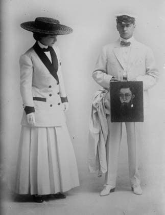 RECORD DATE NOT STATED Paula Marr and Wm. Collier holding picture, 1910. Copyright:xHeritagexArt HeritagexImagesxBainxNewsxServicex IMAGO, ! ACHTUNG: AUFNAHMEDATUM GESCHÄTZT!  Copyright:HeritagexArt HeritagexImagesxBainxNewsxServicex IMAGO
