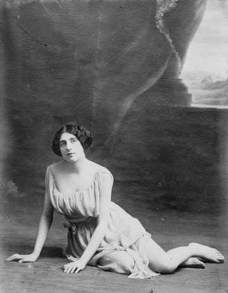 RECORD DATE NOT STATED Celia Claud on stage, 1910. Copyright:xHeritagexArt HeritagexImagesxBainxNewsxServicex IMAGO, ! ACHTUNG: AUFNAHMEDATUM GESCHÄTZT!  Copyright:HeritagexArt HeritagexImagesxBainxNewsxServicex IMAGO