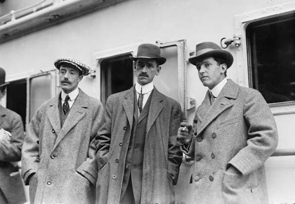 RECORD DATE NOT STATED Count de Lesseps, G. Curtiss, and H. Latham standing on train platform, 1910. Copyright:xHeritagexArt HeritagexImagesxBainxNewsxServicex IMAGO, ! ACHTUNG: AUFNAHMEDATUM GESCHÄTZT!  Copyright:HeritagexArt HeritagexImagesxBainxNewsxServicex IMAGO