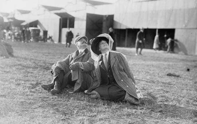 RECORD DATE NOT STATED Mrs. Payne Whitney with unidentified gentleman seated on flying field of aviation meet, 1910. Copyright:xHeritagexArt HeritagexImagesxBainxNewsxServicex IMAGO, ! ACHTUNG: AUFNAHMEDATUM GESCHÄTZT!  Copyright:HeritagexArt HeritagexImagesxBainxNewsxServicex IMAGO