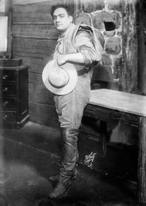 RECORD DATE NOT STATED Caruso as Johnson, White, NY, 1910. Italian operatic tenor Enrico Caruso (1873-1921) in the role of Dick Johnson from Puccini s La fanciulla del West. Copyright:xHeritagexArt HeritagexImagesxBainxNewsxServicex IMAGO, ! ACHTUNG: AUFNAHMEDATUM GESCHÄTZT!  Copyright:HeritagexArt HeritagexImagesxBainxNewsxServicex IMAGO