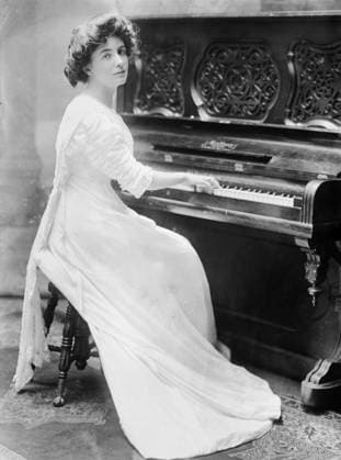 RECORD DATE NOT STATED Miss Clare Kummer at piano, 1910. Copyright:xHeritagexArt HeritagexImagesxBainxNewsxServicex IMAGO, ! ACHTUNG: AUFNAHMEDATUM GESCHÄTZT!  Copyright:HeritagexArt HeritagexImagesxBainxNewsxServicex IMAGO