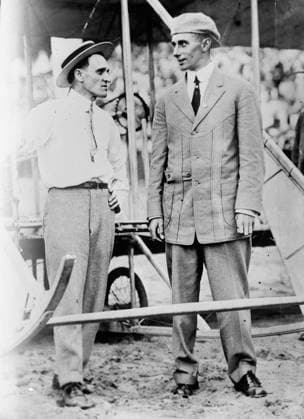 RECORD DATE NOT STATED Leo Stevens & Harry Atwood, between c1910 and c1915. Shows aviator Harry Nelson Atwood (1884-1967) with pilot Albert Leo Stevens (1873-1944). Copyright:xHeritagexArt HeritagexImagesxBainxNewsxServicex IMAGO, ! ACHTUNG: AUFNAHMEDATUM GESCHÄTZT!  Copyright:HeritagexArt HeritagexImagesxBainxNewsxServicex IMAGO