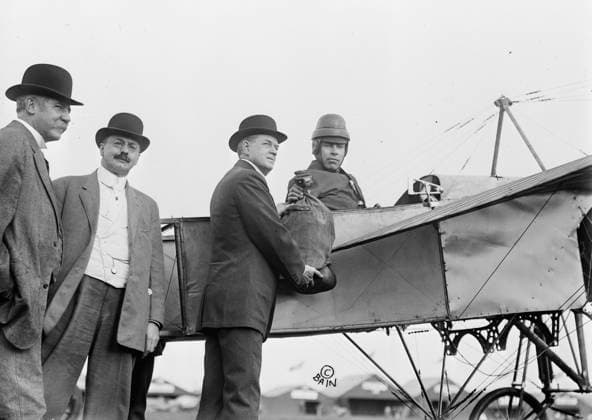 RECORD DATE NOT STATED P.M. Morgan, P.M.G. Hitchcock, & Ovington, 1911. Shows the first official airmail flight in the United States with pilot Earle Lewis Ovington (1879-1936) in a Bleriot XI airplane, Postmaster General Frank Harris Hitchcock (1867-1935) and Edward M. Morgan, postmaster of New York, September 23, 1911. Photograph was taken at the Nassau Boulevard Aerodrome International Aviation Meet, Garden City, Long Island, New York. Copyright:xHeritagexArt HeritagexImagesxBainxNewsxServicex IMAGO, ! ACHTUNG: AUFNAHMEDATUM GESCHÄTZT!  Copyright:HeritagexArt HeritagexImagesxBainxNewsxServicex IMAGO