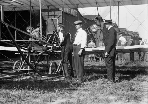 RECORD DATE NOT STATED W.R. Kimball & aeroplane, between c1910 and c1915. Shows Wilbur R. Kimball (d. 1940), aviation pioneer, inventor, airplane builder and pilot who was also the Secretary of the Aeronautic Society of New York. Photograph was taken at the Nassau Boulevard Aerodrome International Aviation Meet, Garden City, Long Island, New York which was held between September 23 and October 1, 1911. Copyright:xHeritagexArt HeritagexImagesxBainxNewsxServicex IMAGO, ! ACHTUNG: AUFNAHMEDATUM GESCHÄTZT!  Copyright:HeritagexArt HeritagexImagesxBainxNewsxServicex IMAGO