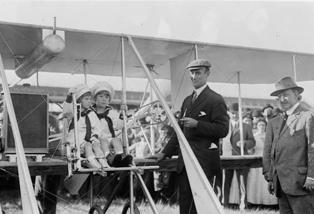 RECORD DATE NOT STATED Rodgers (twins? on plane?), between c1910 and c1915. Copyright:xHeritagexArt HeritagexImagesxBainxNewsxServicex IMAGO, ! ACHTUNG: AUFNAHMEDATUM GESCHÄTZT!  Copyright:HeritagexArt HeritagexImagesxBainxNewsxServicex IMAGO