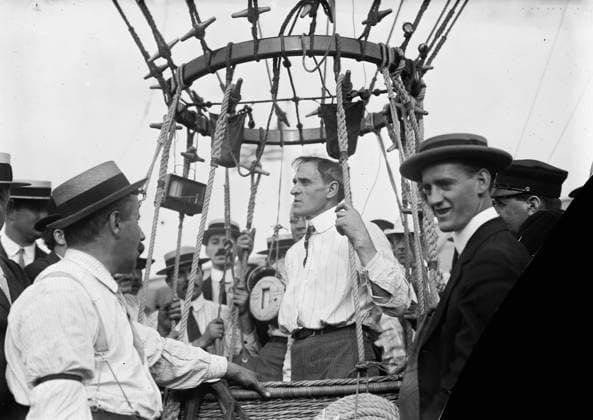 RECORD DATE NOT STATED L. Stevens, 1911. Shows professional balloon and airship pilot and stunt man Albert Leo Stevens (1873-1944). Copyright:xHeritagexArt HeritagexImagesxBainxNewsxServicex IMAGO, ! ACHTUNG: AUFNAHMEDATUM GESCHÄTZT!  Copyright:HeritagexArt HeritagexImagesxBainxNewsxServicex IMAGO